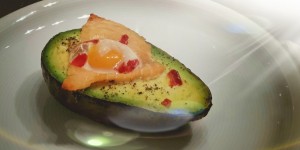 Beitragsbild des Blogbeitrags Gebackene Avocado mit Räucherlachs und Wachtelei 