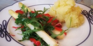Beitragsbild des Blogbeitrags Spargel▪Rucola▪Radieschen Salat mit Trüffel-Erdäpfelpüree