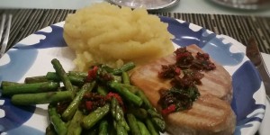 Beitragsbild des Blogbeitrags Thunfischfilet mediterran mit grünem Spargel⛵