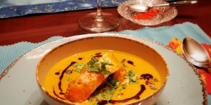 Beitragsbild des Blogbeitrags Kürbiscremesuppe mit Fleischstrudel / Kastanien-Serviettenknödel