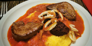Beitragsbild des Blogbeitrags Blutwurst/ Lammleber/ Calamari/ Polenta/ Tomatensauce