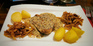 Beitragsbild des Blogbeitrags Pannonisch: Gebratenes Karpfenfilet / Paprikakraut / Majoransauce