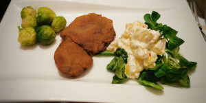 Beitragsbild des Blogbeitrags Rehschnitzel mit Erdäpfelsalat und Kohlsprossen  
