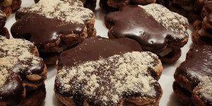 Beitragsbild des Blogbeitrags Schokokekse mit weißer Pfefferminzfülle