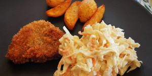 Beitragsbild des Blogbeitrags Cole Slaw, Panko-Schnitzerl, Wedges und Knoblauchsauce