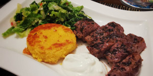 Beitragsbild des Blogbeitrags Lammfilet, Polenta und Grünkohl 