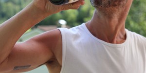 Beitragsbild des Blogbeitrags DARF MAN ALS MANN GEFÜHLE ODER SCHWÄCHE ZEIGEN?