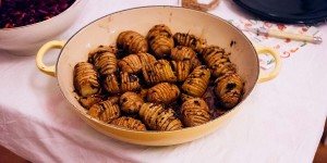 Beitragsbild des Blogbeitrags kartoffel-fächer mit zitronen-kräuter marinade (hasselback potatoes) 