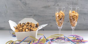 Beitragsbild des Blogbeitrags gourmet-popcorn mit ahornsirup-salzkaramell + schokolade