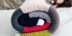 Beitragsbild des Blogbeitrags die dritte selbstgestrickte babydecke von tante flauschi