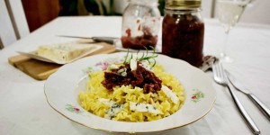 Beitragsbild des Blogbeitrags pasta mit zwetschken-walnuss-chutney & gorgonzola 