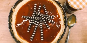 Beitragsbild des Blogbeitrags caramel cheesecake, oder: eine ruhige kugel schieben geht mit diesem rezept ganz einfach