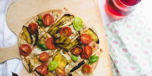 Beitragsbild des Blogbeitrags geschummelter flammkuchen mit melanzani + tomaten