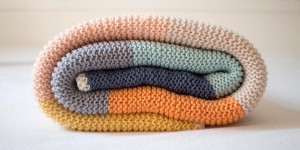 Beitragsbild des Blogbeitrags die vierte selbstgestrickte babydecke von MAMA flauschi