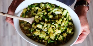 Beitragsbild des Blogbeitrags asiatischer gurkensalat, oder: der beste gurkensalat der wöd 