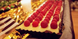 Beitragsbild des Blogbeitrags schoko-himbeer-tarte mit weißer schokolade {oscar buffet 2016} 