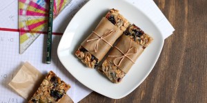 Beitragsbild des Blogbeitrags selbst gemachte müsliriegel mit cranberries von lecker&co