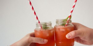 Beitragsbild des Blogbeitrags strawberry basil gin tonic 