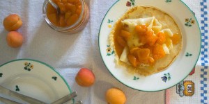 Beitragsbild des Blogbeitrags b’soffene marün palatschinken {oder hochdeutsch: amaretto-aprikosen-pfannkuchen} 