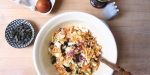 Beitragsbild des Blogbeitrags Biomittagspause: Raspelsalat mit Ei und Estragonsenf-Dressing