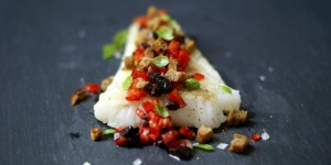 Beitragsbild des Blogbeitrags Kabeljau mit Spitzpaprika & Schwarzbrotcroûtons 