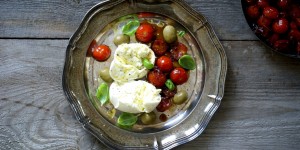 Beitragsbild des Blogbeitrags Büffelmozzarella mit Oliven & Tomaten-Relish 