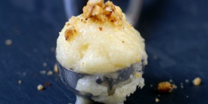 Beitragsbild des Blogbeitrags Birnen-Thymian-Sorbet vom Mostviertler Birnenmost mit Haselnuss-Karamell-Krokant
