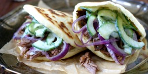 Beitragsbild des Blogbeitrags Pulled Lamb mit Kaffee-Rub in selbstgemachtem Naan Brot, dazu Gurken-Minz-Raita, indischer Cole Slaw & ein Gewinnspiel