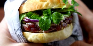 Beitragsbild des Blogbeitrags Rezension {Auf die Hand} & das Rezept für Burger “Shiso-Style” 