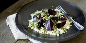 Beitragsbild des Blogbeitrags Rote Rüben auf Ziegenfrischkäse mit Macadamia-Gremolata