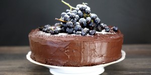 Beitragsbild des Blogbeitrags Schokolade-Nuss-Torte mit Traubengelee