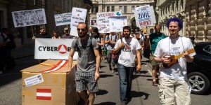 Beitragsbild des Blogbeitrags Wir alle sind verdächtig. Ein Überblick zum Überwachungspaket