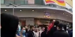 Beitragsbild des Blogbeitrags Allahu Akbar und Erdogan-Sprechchöre: Die guten Menschen vom Schwedenplatz