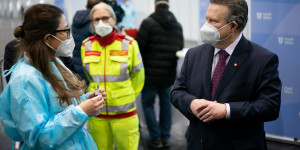 Beitragsbild des Blogbeitrags Impfungen, Medikamente, Prävention: Österreich taumelt ins COVID-Desaster 