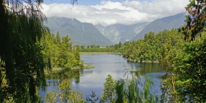 Beitragsbild des Blogbeitrags Wanderungen beim Fox Gletscher und Lake Matheson: Roadtrip durch Neuseeland mit dem Bus – Tag 08 und Tag 09 