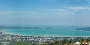Beitragsbild des Blogbeitrags Altstadt von Phuket Town・Big Buddha bei Chalong (Thailand als Alleinreisende ohne Roller entdecken)