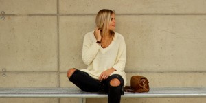 Beitragsbild des Blogbeitrags Outfit – Oversized Pullover und Ripped Jeans 