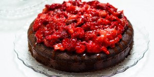 Beitragsbild des Blogbeitrags COOK – Super schnelle Schokoladentorte mit Erdbeeren 