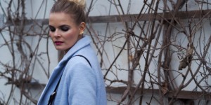 Beitragsbild des Blogbeitrags Outfit Babyblauer Mantel und Dutt