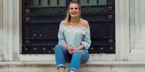 Beitragsbild des Blogbeitrags Outfit – Mom Jeans, Off-Shoulder Bluse und Espadrilles 