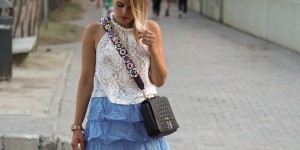 Beitragsbild des Blogbeitrags Outfit – Hellblauer Rock, Spitze und Guitar Strap