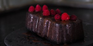 Beitragsbild des Blogbeitrags Rezept – Schneller Schokokuchen mit Himbeeren