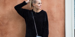 Beitragsbild des Blogbeitrags Outfit – schwarze Lederhose, Strickpullover und Converse 