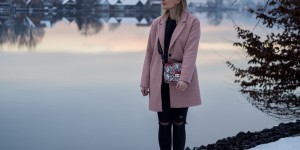 Beitragsbild des Blogbeitrags Winter Outfit mit rosa Mantel und Furla Tasche