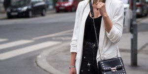 Beitragsbild des Blogbeitrags Outfit – Weißer Blazer und Mom Jeans