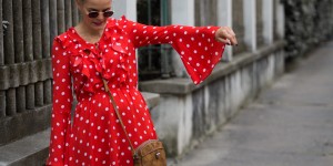 Beitragsbild des Blogbeitrags Outfit – Rotes Rüschenkleid und weiße Superga Sneakers 