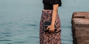 Beitragsbild des Blogbeitrags Wickelrock, Crop Top und Birkenstocks – mein Urlaubslook 