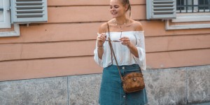 Beitragsbild des Blogbeitrags Sommer Basics – Jeansrock, Off Shoulder Top und weiße Sneakers