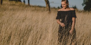 Beitragsbild des Blogbeitrags Outfit | Offshoulder Dress & Safarifeeling am Land