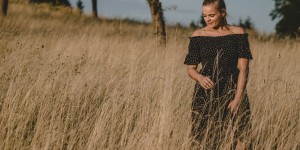 Beitragsbild des Blogbeitrags Outfit | Offshoulder Dress & Safarifeeling am Land 